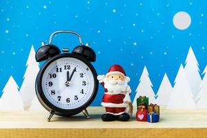 horloge en kinderspeelgoed voor kerstversiering. foto