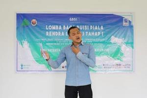 cianjur regentschap, indonesië, 2022-indonesiërs man in poëziewedstrijd foto