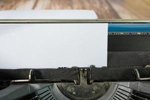 een oude klassieke schrijfmachine op houten bureau. ruimte kopiëren. voor tekstdoeleinden. foto