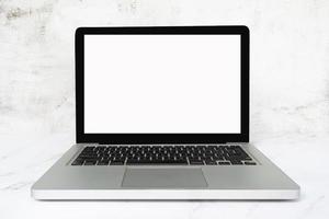 laptop of notebook met leeg scherm op witte tafel. ruimte kopiëren. foto