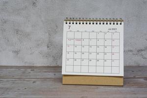 witte juli 2022 kalender op houten bureau. 2022 nieuwjaarsconcept. foto