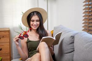 vrouw die het boek leest liggend op de bank foto