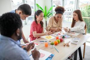 kinderen schilderen met aquarellen in de klas foto