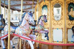 florence, italië - circa maart 2022 - vintage carrouselpaard - antieke attractie. foto