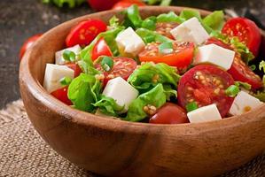 tomatensalade met sla, kaas en mosterd en knoflookdressing foto