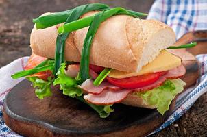 sandwich met ham, kaas en verse groenten foto