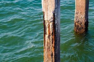 kolommen die waren blootgesteld aan zeewater geërodeerd en verroest staal. foto