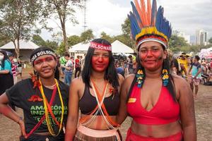 brasilia, df, brazil-13 april 2022 inheemse indains uit heel brazilië, verzamelen zich in brasilia, voor het jaarlijkse gratis landkampement of acampamento terra livre. foto