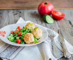 gebakken kikkererwtenballetjes met sesam en groentesalade, rustiek foto