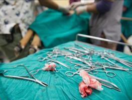 dierenarts die een operatie in de operatiekamer uitvoert foto