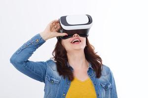 vrouw vr headset dragen en opzoeken in virtual reality isoleren op witte achtergrond. computer technologie. kopieer ruimte en bespotten. foto