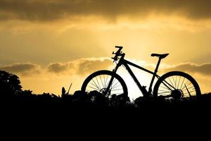 mountainbike silhouet in een prachtig uitzicht. fiets- en avontuurconcept foto