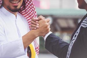 Arabische zakenlieden werknemer handenschudden op bouwplaats foto