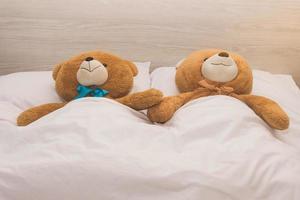 teddybeer liggend in het bed foto