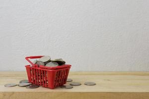 munten in een mand rood voor geld concept foto