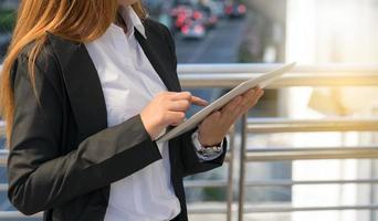 jonge zakenvrouw met behulp van digitale tablet foto