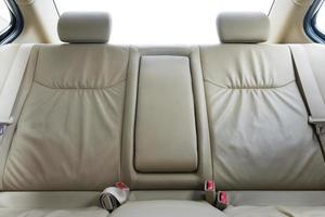 achterpassagiersstoelen in moderne luxe auto foto