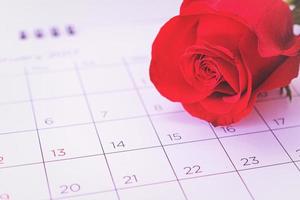 roze bloem met kalender, dag 14 een valentijnsdag foto