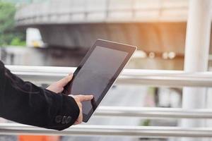 jonge zakenvrouw met behulp van digitale tablet foto