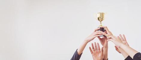 handen klauteren om de gouden trofee beker, concept business foto