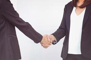 twee zakenvrouwen die elkaar de hand schudden foto