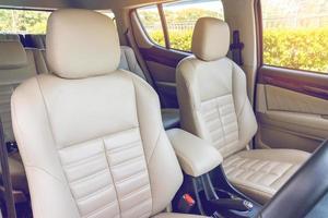 fornt passagiersstoelen in moderne luxe auto foto