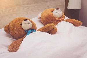 teddybeer liggend in het bed foto