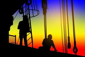 silhouetten van arbeiders op een bouwplaats foto