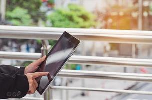 jonge zakenvrouw met behulp van digitale tablet foto