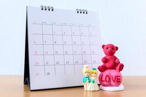 miniatuur echtpaar voor de kalender. concept voor bruiloft valentijn dag. foto