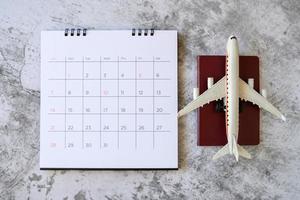 vliegtuigmodel met papieren kalender. reis plannen foto