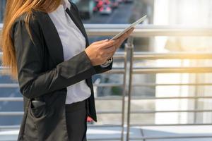 jonge zakenvrouw met behulp van digitale tablet foto