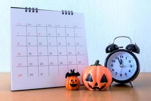 Halloween komt er aan. 31 oktober op de kalender. truc en behandel concept foto