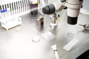 Microscoop en optische apparatuur in het laboratorium van de kunstmatige inseminatiekliniek. de uitvinding van het vaccin, ivf. tests, bevruchting van het ei. foto