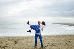 een liefdevol stel, man en vrouw die van de zomervakantie genieten op een tropisch paradijsstrand met helder zee-oceaanwater en landschap foto