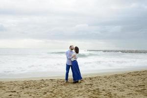 een liefdevol stel, man en vrouw die van de zomervakantie genieten op een tropisch paradijsstrand met helder zee-oceaanwater en landschap foto