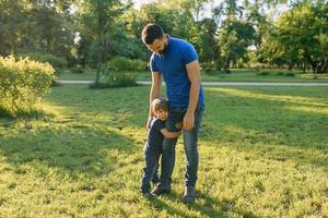 ouders spelen in het park met hun zoon foto