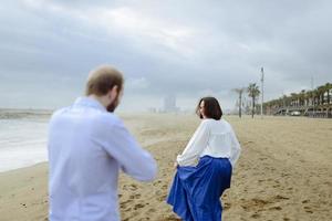 een liefdevol stel, man en vrouw die van de zomervakantie genieten op een tropisch paradijsstrand met helder zee-oceaanwater en landschap foto