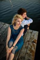 man en vrouw op de pier bij het meer. foto