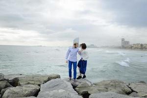 een liefdevol stel, man en vrouw die van de zomervakantie genieten op een tropisch paradijsstrand met helder zee-oceaanwater en landschap foto