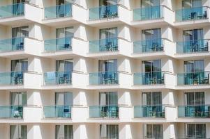 patroon van hotelkamer balkons met stoelen in de zon foto