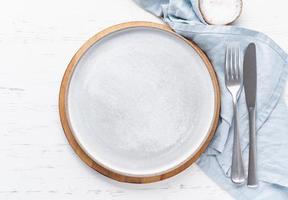 schone lege witte keramische plaat op witte stenen tafel, kopieer ruimte, mock up, bovenaanzicht. foto