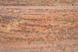 oppervlak van de grond bij de wielen en rupsbanden. foto