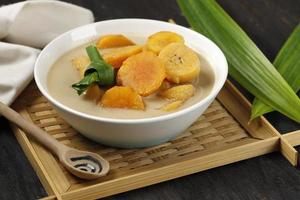 kolak pisang ubi, indonesisch populair dessert voor takjil ramdan breaking the fast, zoete soep gemaakt van banaan en zoete aardappel foto