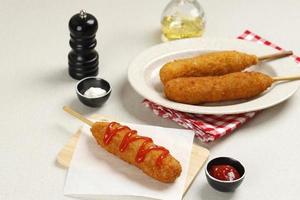 mozarella corndog met tomatensaus, populaire Koreaanse en Amerikaanse streetfood foto