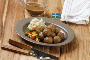 zweedse gehaktbal met champignon-bruine saus en gekookte groente, geserveerd met romige aardappelpuree foto