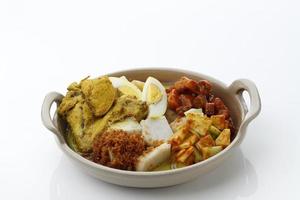 lontong cap go meh, Indonesische lontong sayur met Chinese peranakan-invloed. foto