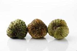 drie suikerappelfruit of buah srikaya met mooie imperfectie foto
