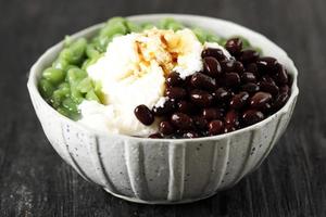 een kom cendol met versnipperd ijs en rode bonen, Maleis populair dessert foto