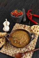 sambal tumpang kediri, traditioneel eten uit kediri, indonesië. gemaakt van tempeh, kruiden en specerijen foto